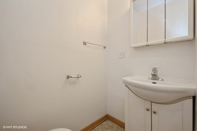 Building Photo - 1367 W Sunnyside Ave