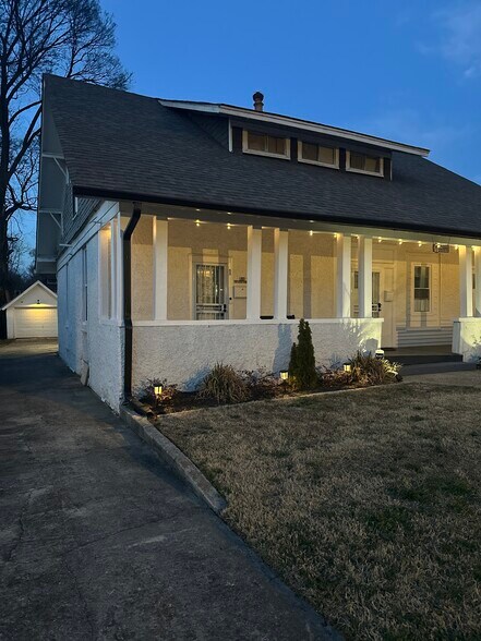 Building Photo - 2000 Walker Ave