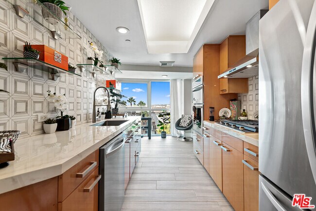 Building Photo - 13600 Marina Pointe Dr