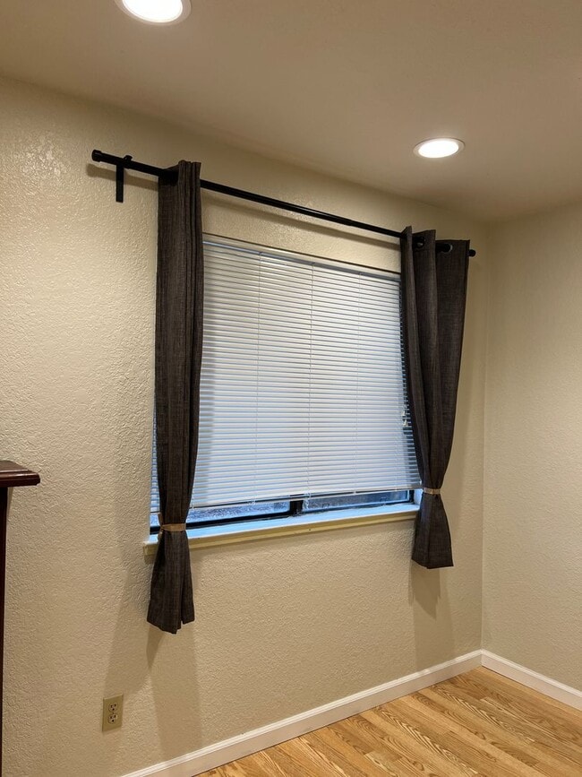 Building Photo - Available now! South Davis Townhome On Ver...
