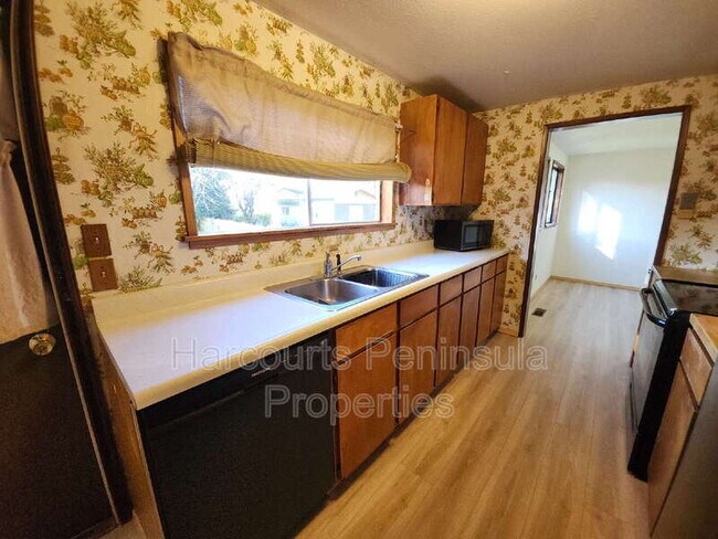 Building Photo - 1911 Jacobsen Blvd