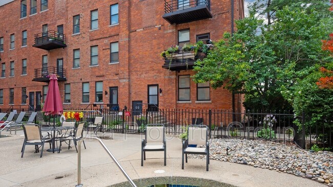 Building Photo - 6533 E Jefferson Ave