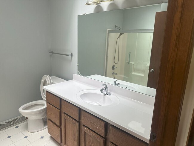 Building Photo - For Rent: Spacious 3 Bedroom, 2.5 Bath Sin...