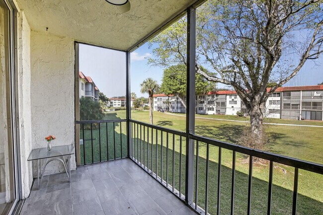 Building Photo - 830 S Hollybrook Dr