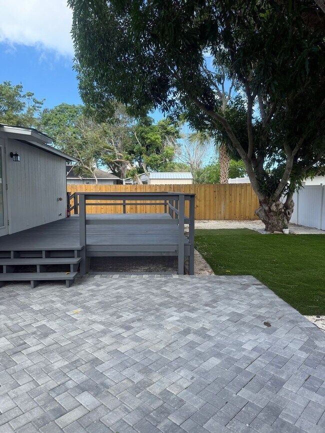 Building Photo - Updated Costal - Style home