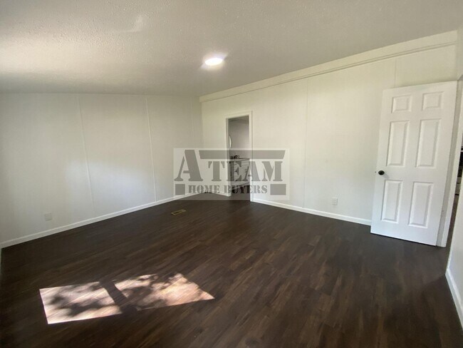 Building Photo - Fully Remodeled 3 Bed 2 Bath on Large lot.
