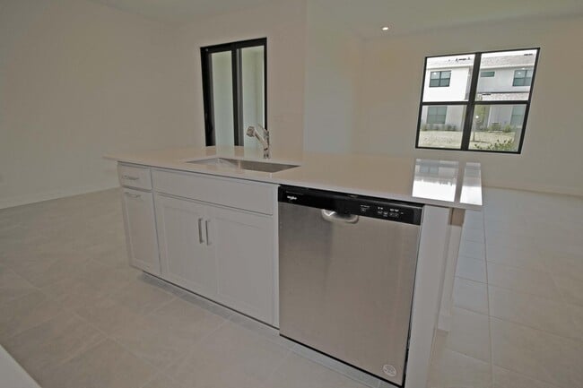 Building Photo - 14050 SW Thorens Dr