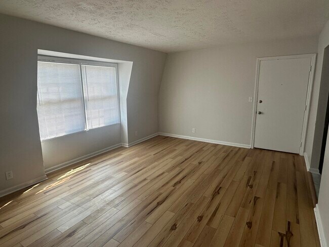 Building Photo - 904 Plaza Dr
