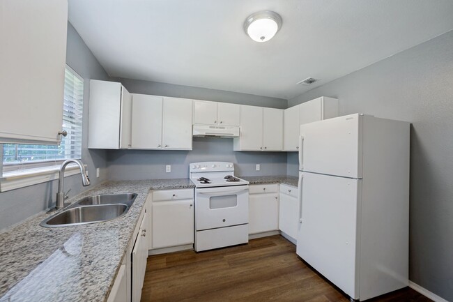 Building Photo - CHARMING HOME IN LOMA TERRACE