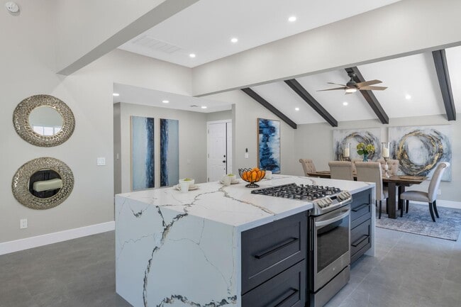 Building Photo - 7509 N Vía Del Elemental