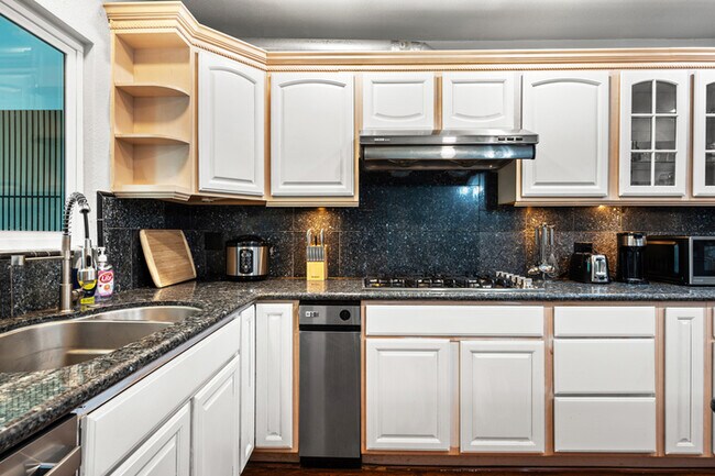 Building Photo - 1250 Stratford Ln