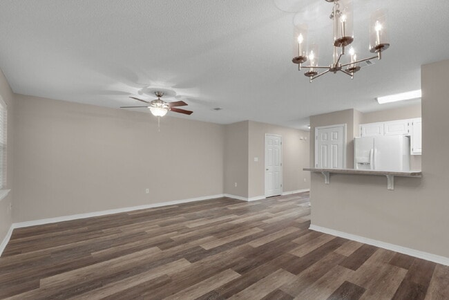 Building Photo - "Charming 2-Bed Townhouse Retreat with 2.5 Baths on Tooke Street!"