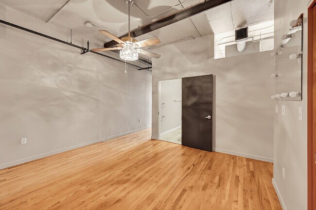 Building Photo - $2,000, 1 bed, 1.5 bath located in downtow...