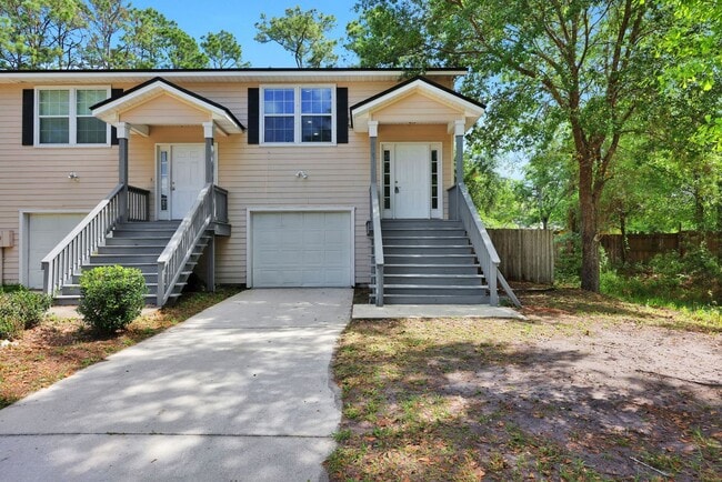 Building Photo - NEWLY RENOVATED 3 BEDROOM 2.5 BATHS TOWNHO...