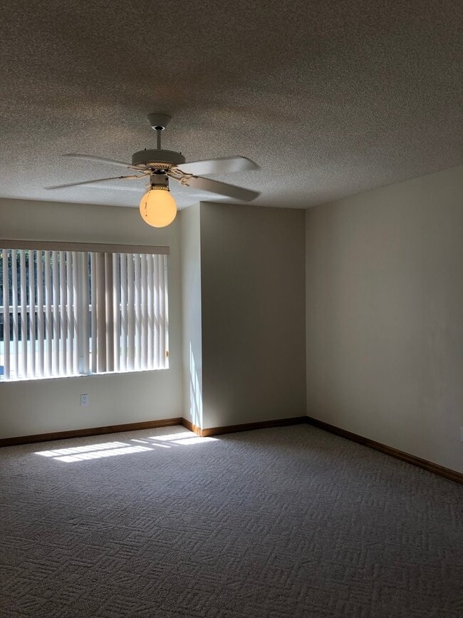 Building Photo - Large 3 Bedroom/2 Bathroom Single Family Home