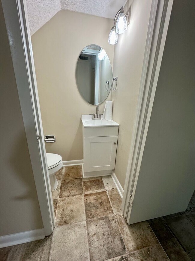 Building Photo - 2-bedroom townhouse in the Oaks!