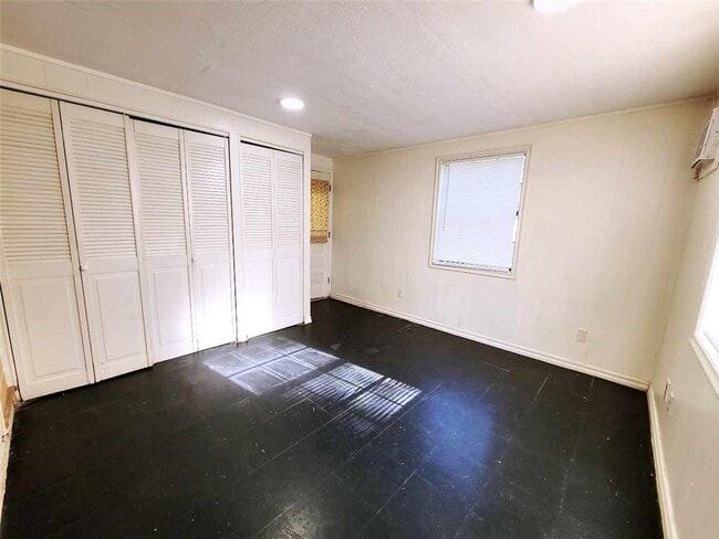 Building Photo - 2105 Westchester Dr