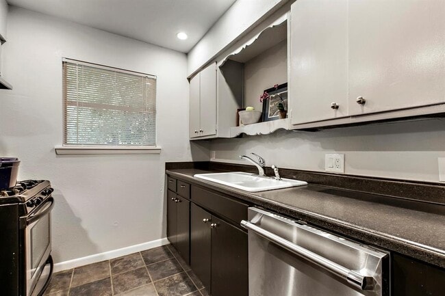 Building Photo - 5800 Glenhollow Path