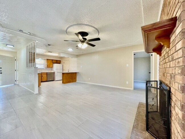 Building Photo - Single Family Home featuring 3 Bedrooms, 2 Baths, and 1 Car Garage