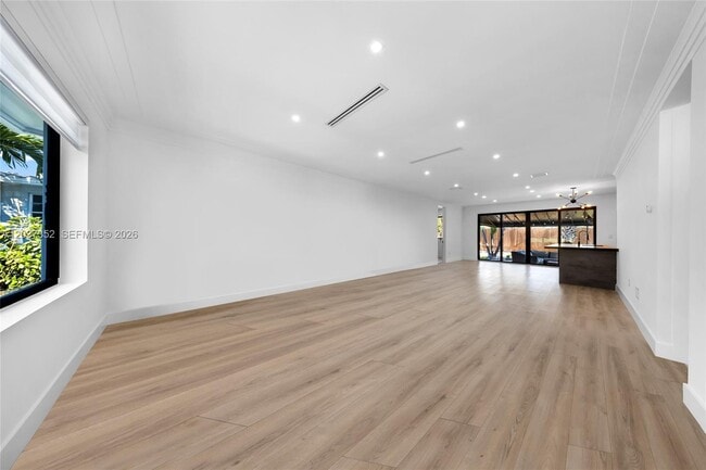 Building Photo - 365 Fairway Dr