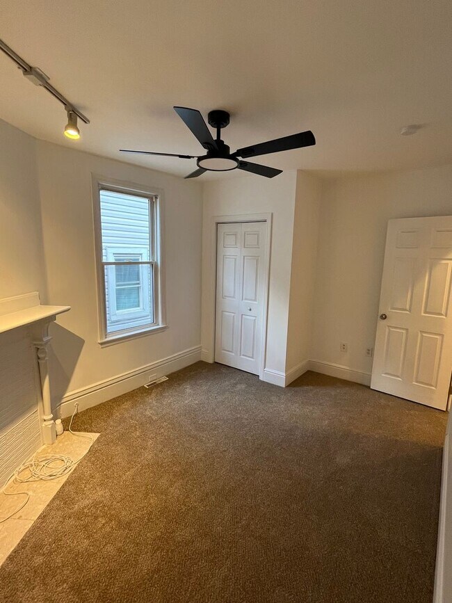 Building Photo - 418 Noble St