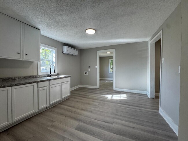 Building Photo - 2028 Amity Ave