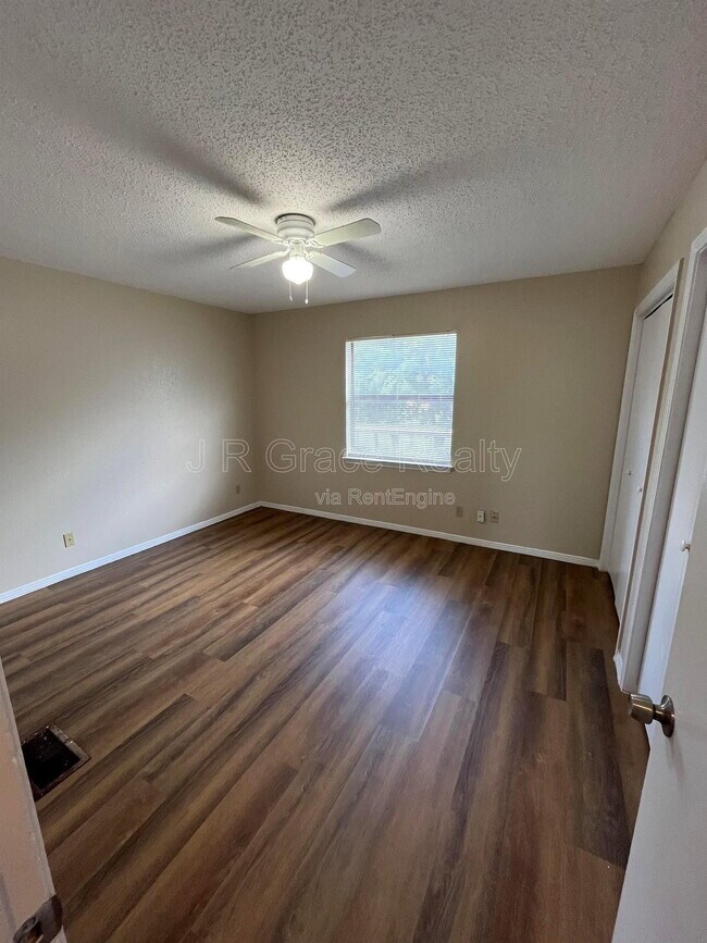 Building Photo - 5911 Shadydell Dr