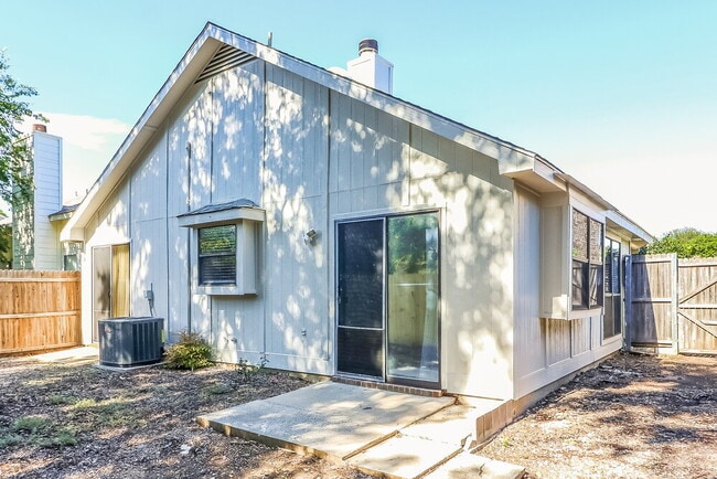 Building Photo - 1366 Chinaberry Dr