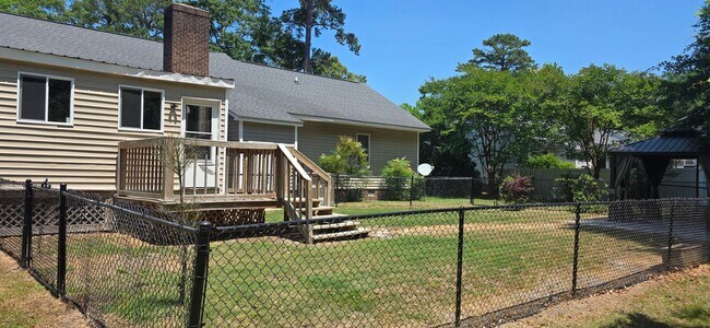 Building Photo - Nice Home with Many Amenities