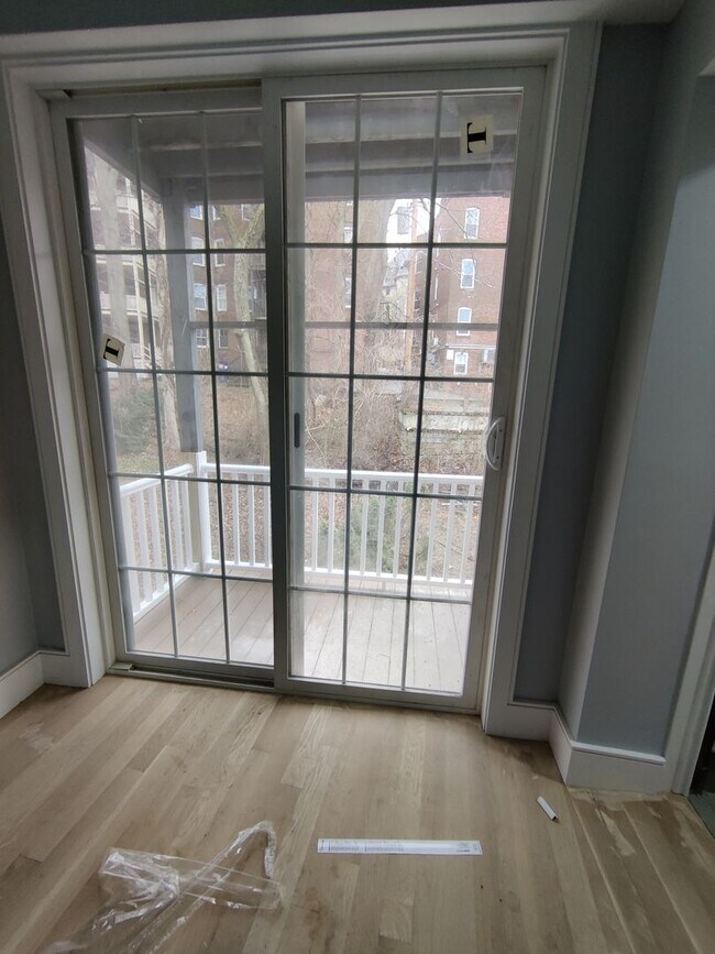 Building Photo - 3 bed 2 Bath on Washington Sq. Central Heat/AC, In-Unit Washer and Dryer, Steps from the T Stop