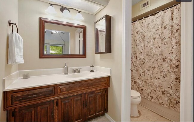 Building Photo - 1512 Woodcreek Dr