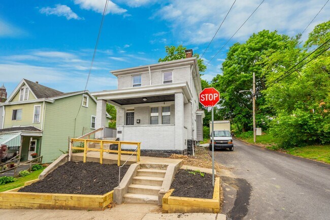 Building Photo - SCORE 1ST MONTH'S RENT FREE IF SIGNED BY AUGUST 7! Spectacular 3 bedroom home in Carrick availabl...