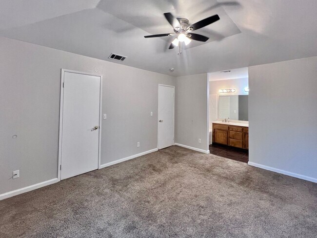 Building Photo - $2,250 Champlain Dr. & Fort Washington, 3 Bedrooms - Canyon Creek Ln, Fresno / Woodward Lake Comm...