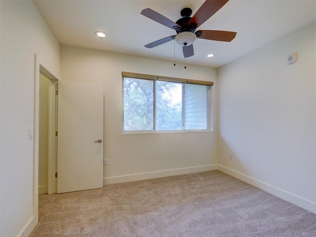 Building Photo - 604 N Bluff Dr