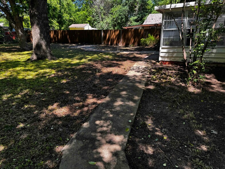 Building Photo - 321 Alexander Ave