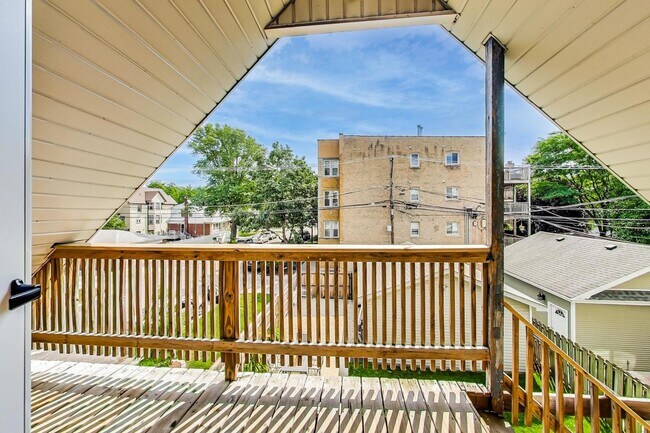 Building Photo - 4057 N Whipple St