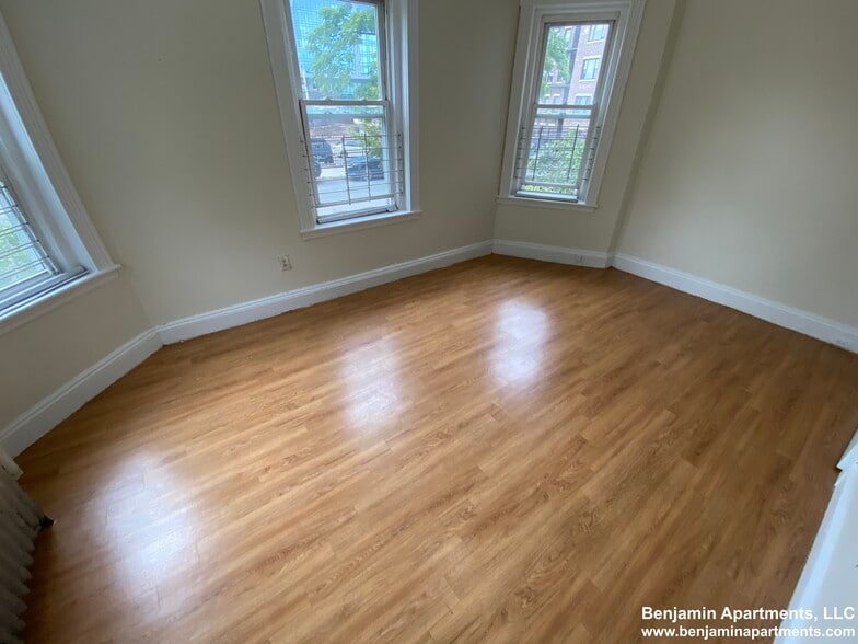 Building Photo - 235 Park Dr