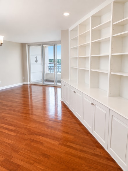 Building Photo - 100 Harborview Dr