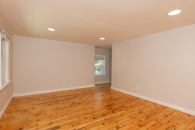 Building Photo - 400 Colonial Dr