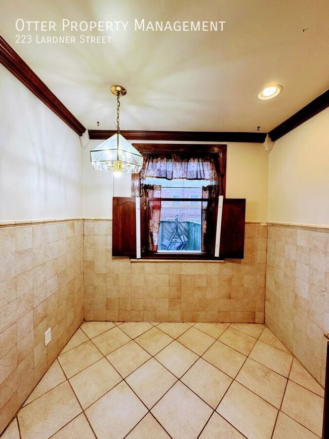 Building Photo - 223 Lardner St