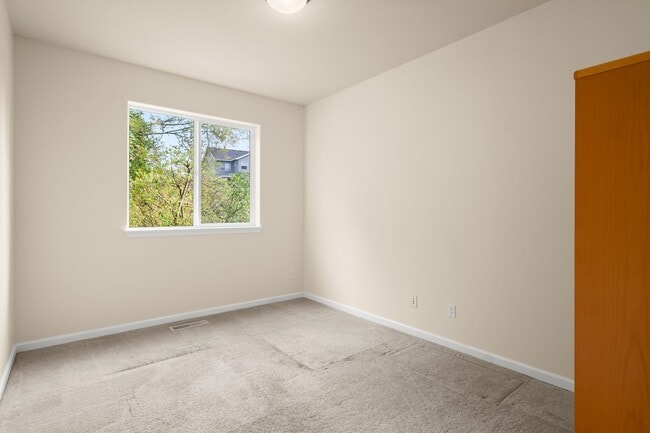 Building Photo - Beautifully Maintained 5 Bedroom Home In H...
