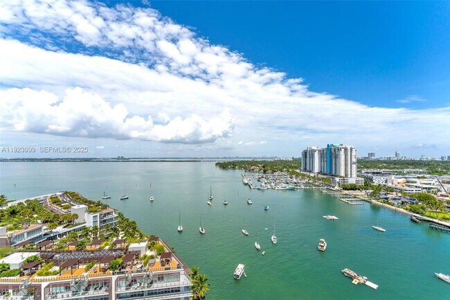 Building Photo - 10 Venetian Way