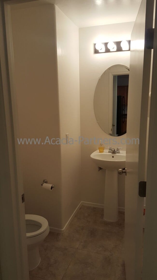 Building Photo - Beautiful Three Bedroom 2 and 1/2 Bath Home