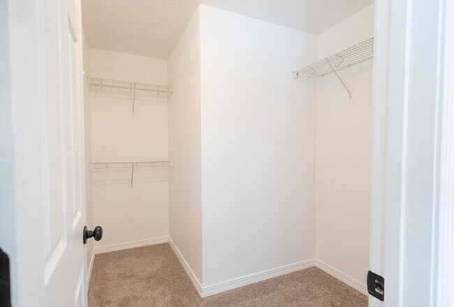 Building Photo - 3 Bedroom, 2 bathroom townhouse on Sunnyside Hill!