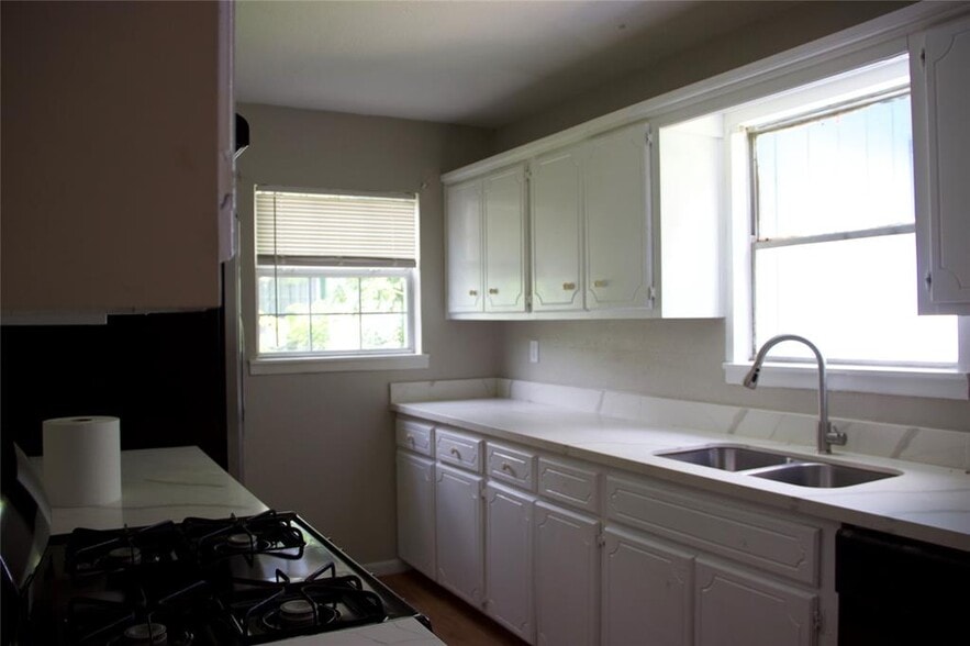 Building Photo - 8137 Snowden St