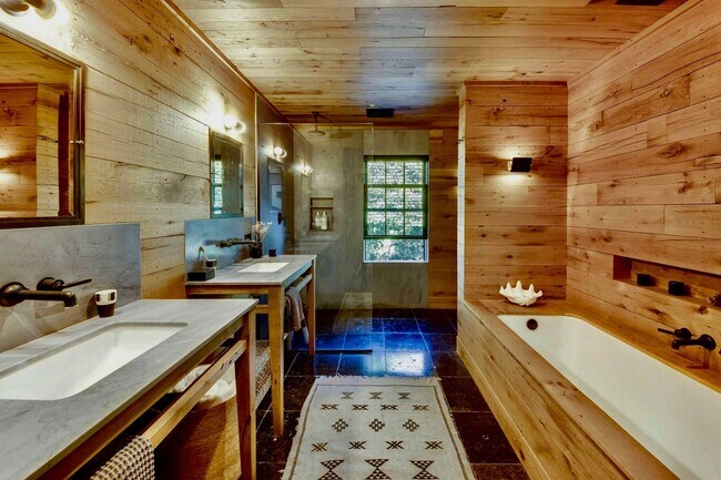 Building Photo - 8 Chequit Ave