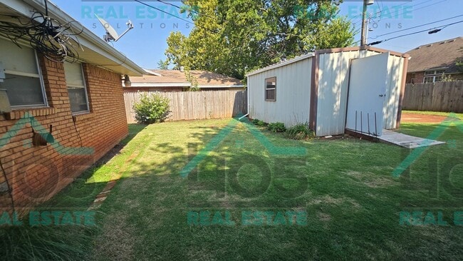 Building Photo - 3 Bed 2 Bath with ALL the Amenities!