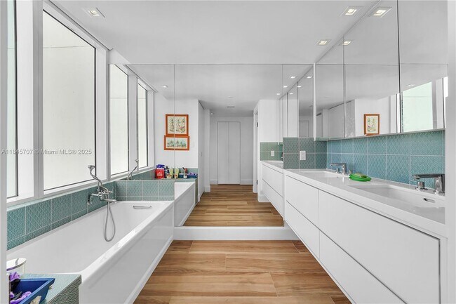 Building Photo - 400 S Pointe Dr