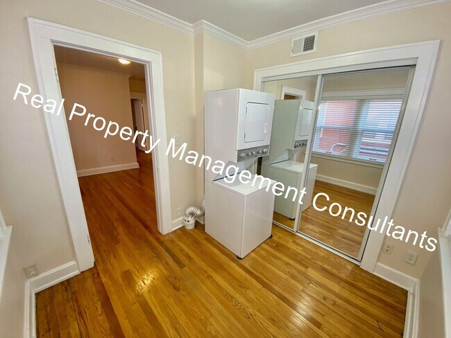 Building Photo - 2-Bed Apartment Close to the Plaza