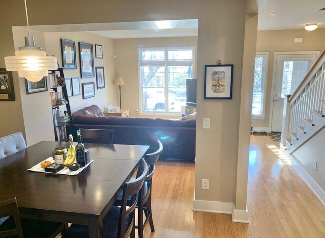 Building Photo - 2 BEDROOM 2.5 BATH TOWNHOME WITH DOWNTOWN ...